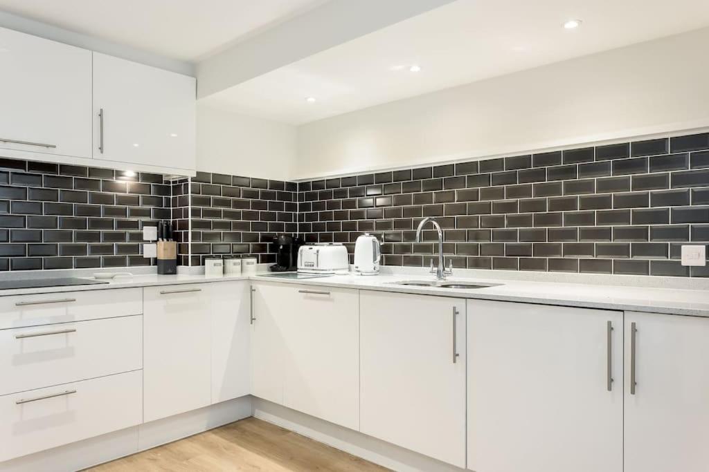 Stunning 2 Bed Apartment, Fabulous Sea View & 2 Minutes To Beach With Parking Bournemouth Dış mekan fotoğraf