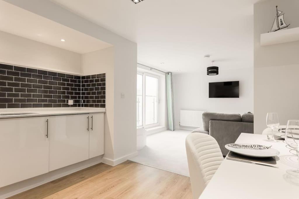 Stunning 2 Bed Apartment, Fabulous Sea View & 2 Minutes To Beach With Parking Bournemouth Dış mekan fotoğraf
