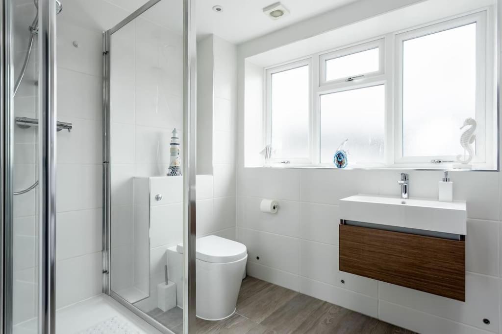 Stunning 2 Bed Apartment, Fabulous Sea View & 2 Minutes To Beach With Parking Bournemouth Dış mekan fotoğraf