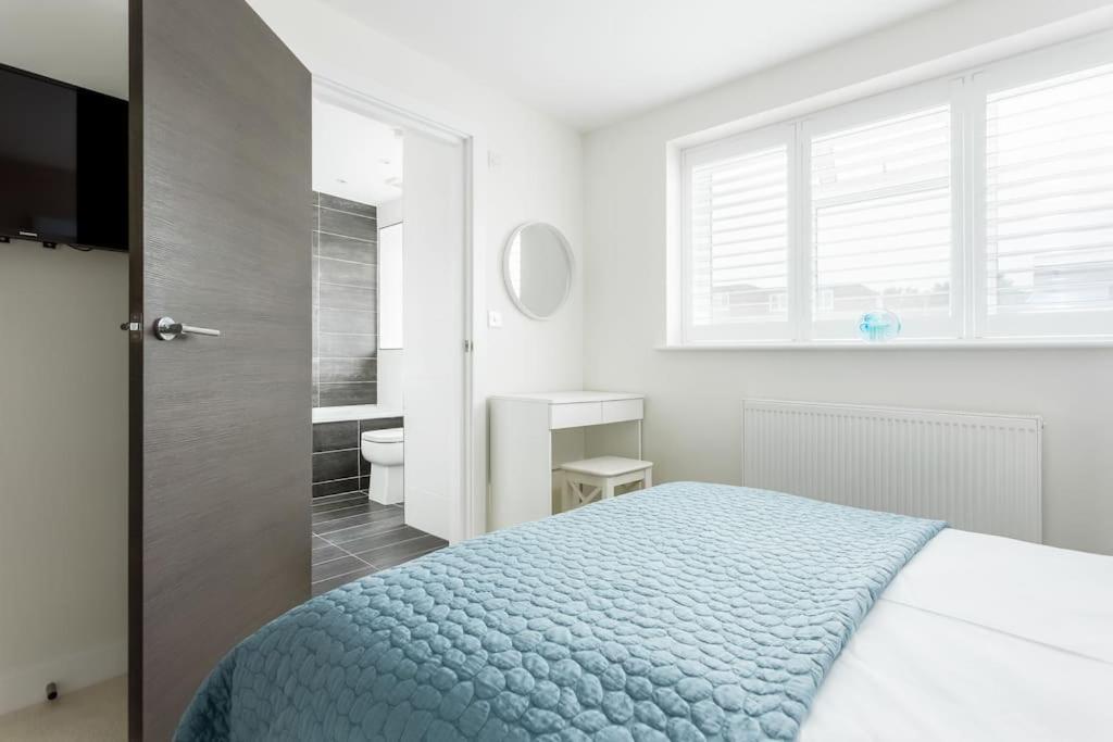 Stunning 2 Bed Apartment, Fabulous Sea View & 2 Minutes To Beach With Parking Bournemouth Dış mekan fotoğraf