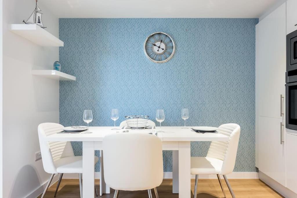 Stunning 2 Bed Apartment, Fabulous Sea View & 2 Minutes To Beach With Parking Bournemouth Dış mekan fotoğraf