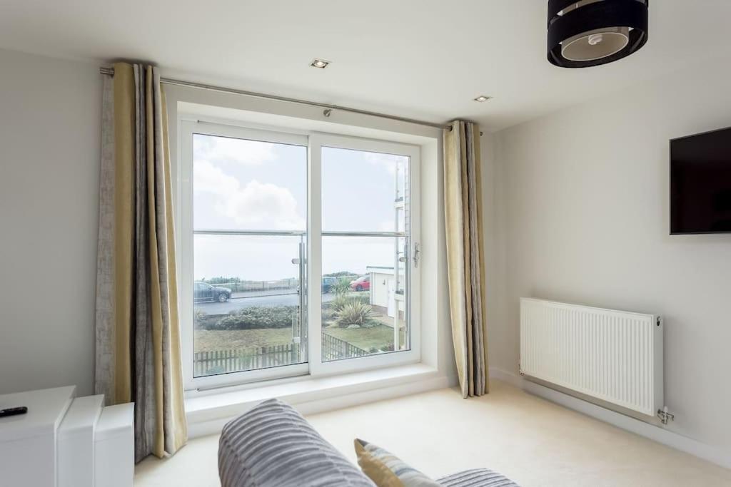 Stunning 2 Bed Apartment, Fabulous Sea View & 2 Minutes To Beach With Parking Bournemouth Dış mekan fotoğraf